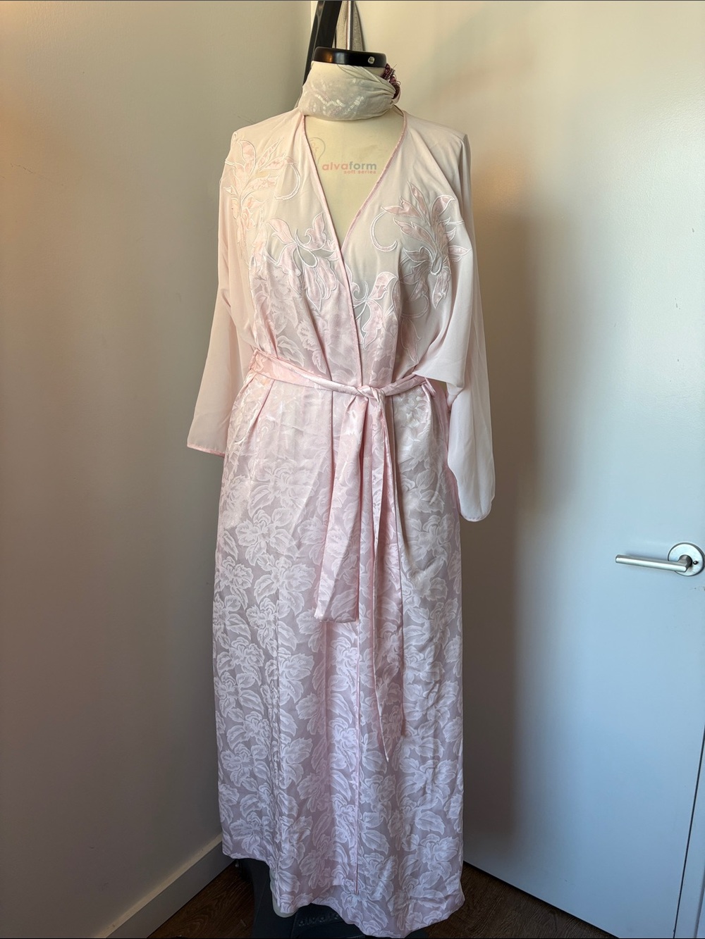 Natori Pale Pink Embroidered Satin Tie-Waist Robe